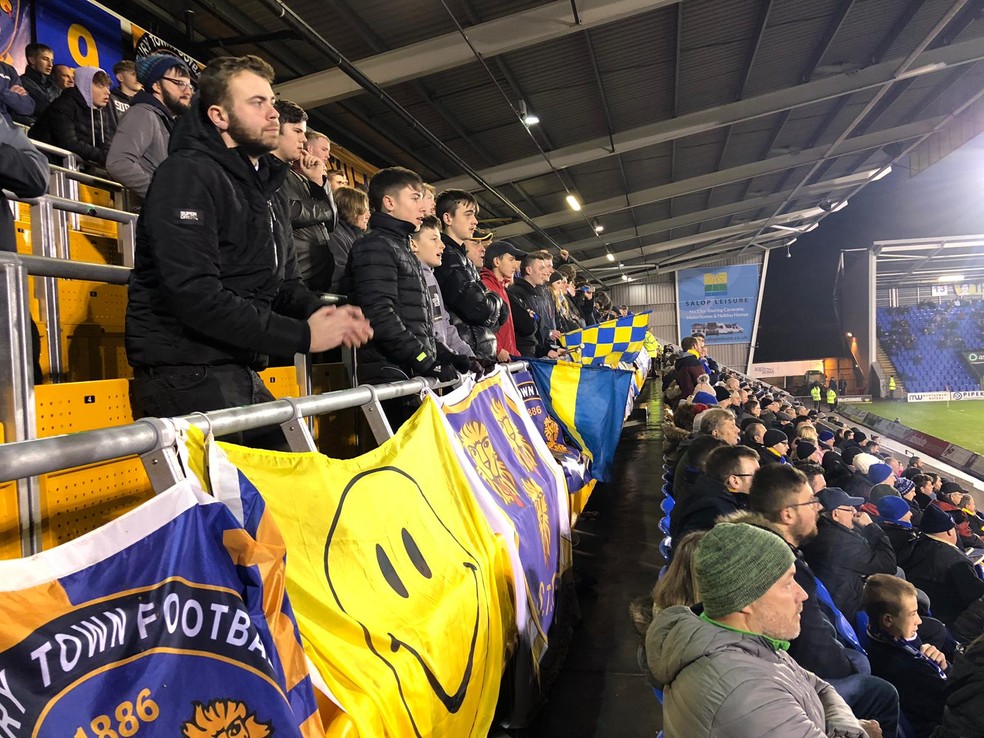 Estádio do Shrewsbury tem 555 assentos dobráveis que permitem que os torcedores fiquem de pé — Foto: Marina Izidro