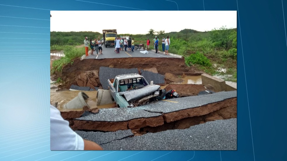 Asfalto afundou e um carro e uma moto caíram no local, em Barra de São Miguel, Paraíba (Foto: Reprodução/TV Paraíba)