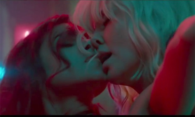 Charlize Thron insterpreta agente bissexual no filme "Atomic Blond" (Foto: Reprodução / YouTube)