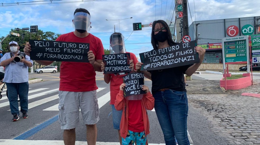 Pai, m&atilde;e e filhos participaram de protesto contra o presidente Jair Bolsonaro em Natal &mdash; Foto: Anna Alyne Cunha/Inter TV Cabugi