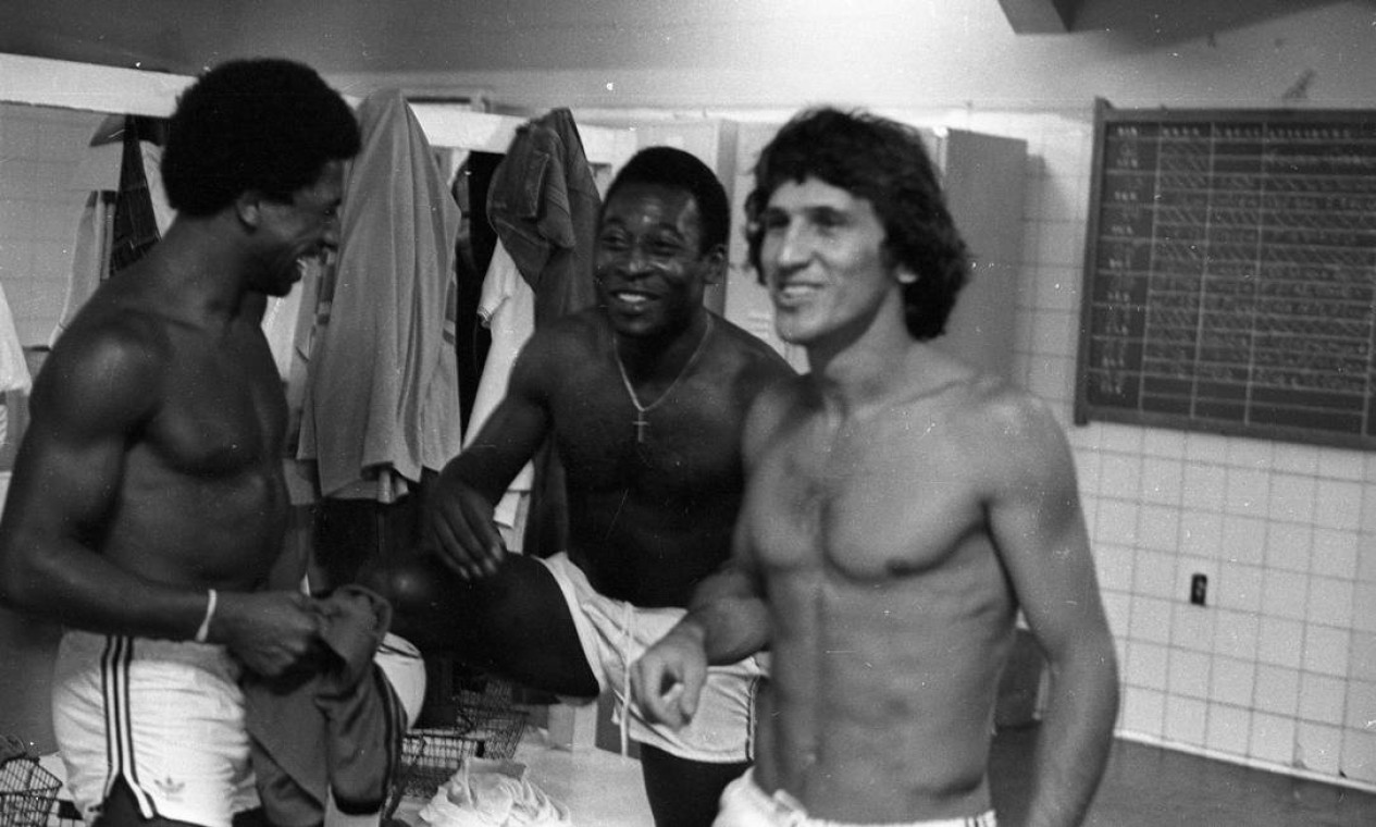 Pelé e Zico no vestiário, durante treino para jogo beneficiente em que o Rei do Futebol vestiu a camisa do Flamengo  — Foto: Sebastião Marinho / Agência O Globo