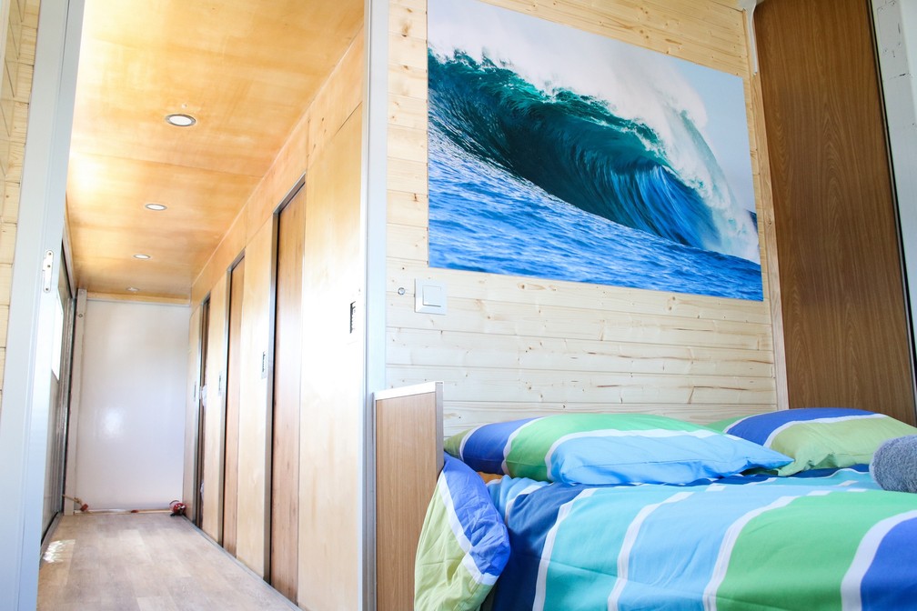 Esse é o único dos cinco quartos que conta com uma cama de casal. (Foto: Divulgação Surf Truck Hotel)