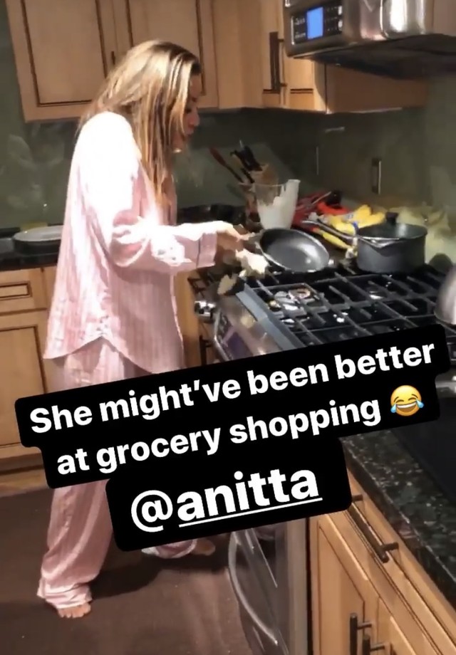 Anitta se aventura preparando panquecas em Aspen (Foto: Reprodução/Instagram)