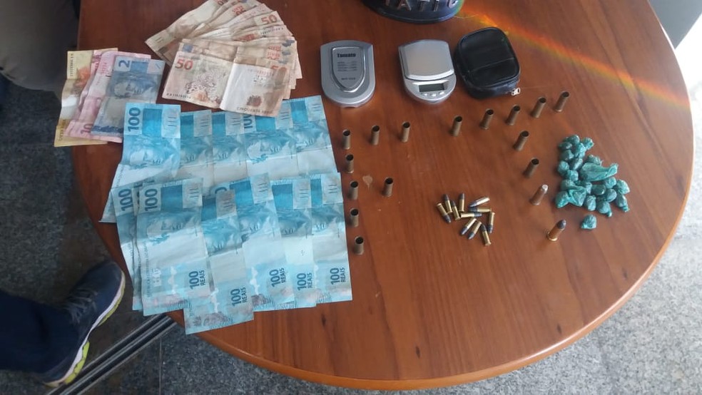 Dinheiro, munições e drogas apreendidas com um dos suspeitos — Foto: Dennis Tavares/SSP/Divulgação