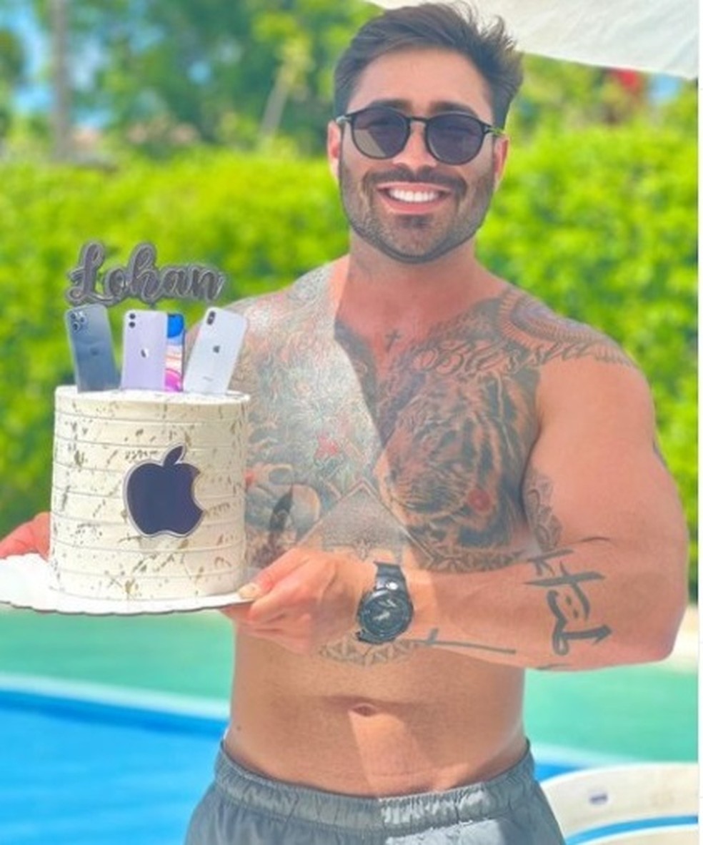 Lohan Ramires segura bolo com decoração de celulares vendidos por ele — Foto: Instagram/Reprodução
