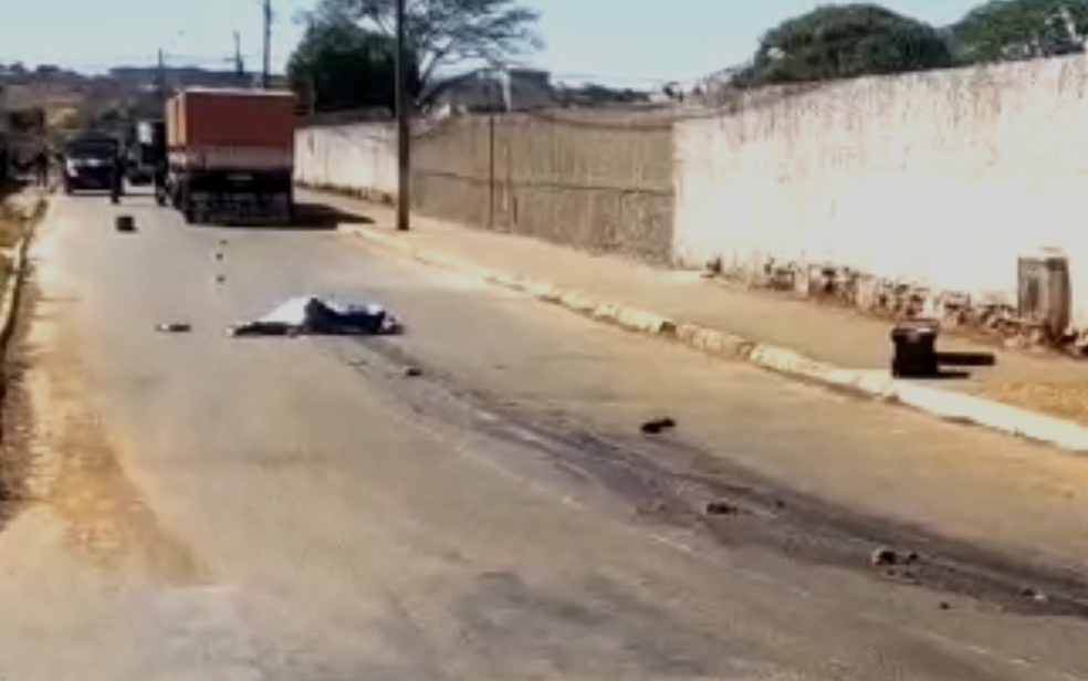 Mulher morre após ser arrastada por carreta quando ia para o trabalho, em Anápolis — Foto: Reprodução/TV Anhanguera