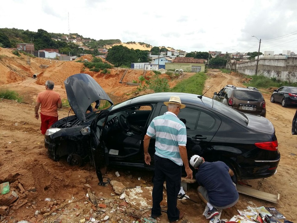 Sem rodas, carro oficial do TRT roubado Ã© encontrado pela PolÃ­cia Militar na Zona Sul de Natal (Foto: DivulgaÃ§Ã£o/PM)