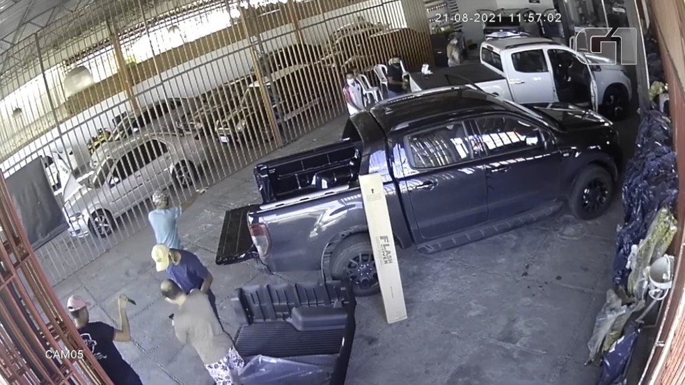 Bandidos rendem clientes e funcionários de loja durante assalto em Teresina — Foto: Reprodução
