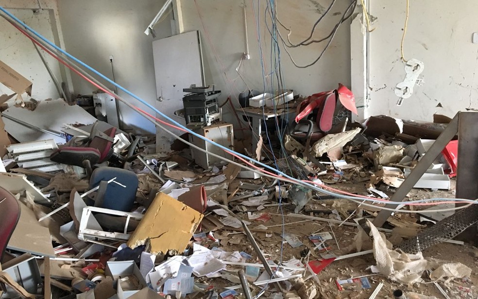 Caixa eletrônico foi explodido em Puxinanã três dias após voltar a funcionar (Foto: Felipe Valentim/TV Paraíba)