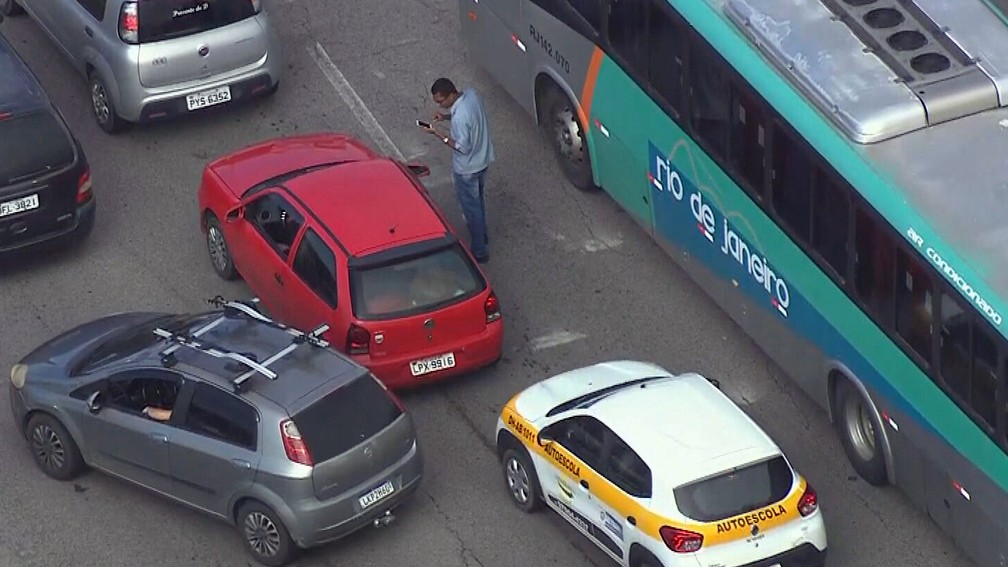 Homem que perdeu o carro pede celular emprestado — Foto: Reprodução/TV Globo