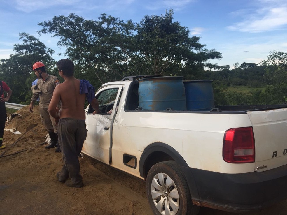 Ve&iacute;culo atingido por carreta carregada com ossos triturados na MS-080 (Foto: Dyego Queiroz/G1 MS)