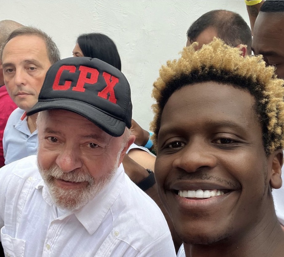 Lula ao lado do ator Diego Raymond em visita ao Complexo do Alemão