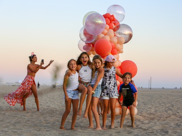 Santa Monica, CA  - *EXCLUSIVE*  - The birthday party continues for Alessandra Ambrosio's daughter, Anja! After a fun filled day at the beach with family and friends, little Anja got tons of balloons, while proud mom Alessandra took plenty of keepsake pho (Foto: BACKGRID)