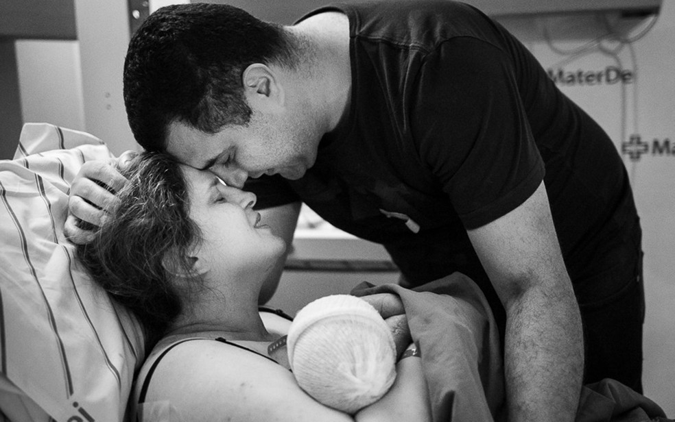 Patrícia e Filipe Abdo com o filho Álvaro, logo após o parto. — Foto: Nathália Diniz/Divulgação