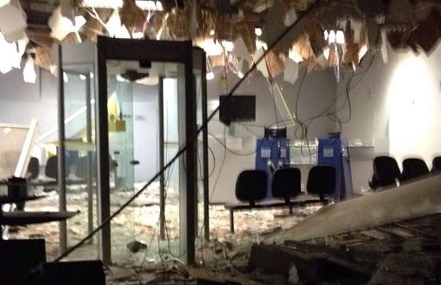 Banco ficou destruído com a explosão dos caixas eletrônicos, em Doverlândia, Goiás (Foto: Reprodução/ AgMais)