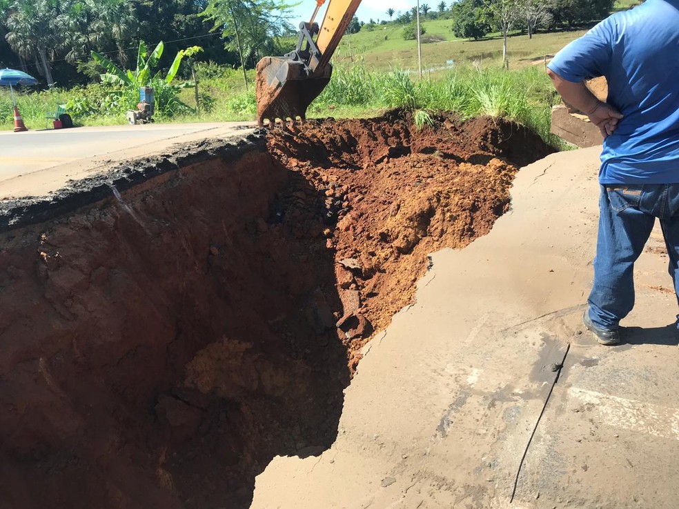 Dnit tenta fazer reparos no local onde ponte caiu — Foto: Dnit/Divulgação