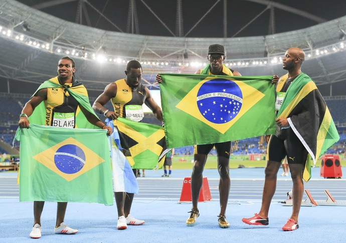 Bolt - ouro 4x100m -bandeira do Brasil (Foto: REUTERS/Dominic Ebenbichler)