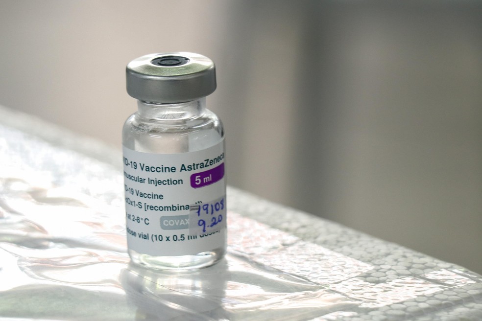 Ampola contendo 5 ml do imunizante Oxford/AstraZeneca utilizado na vacinação contra Covid-19 — Foto: ALLISON SALES/FUTURA PRESS/ESTADÃO CONTEÚDO