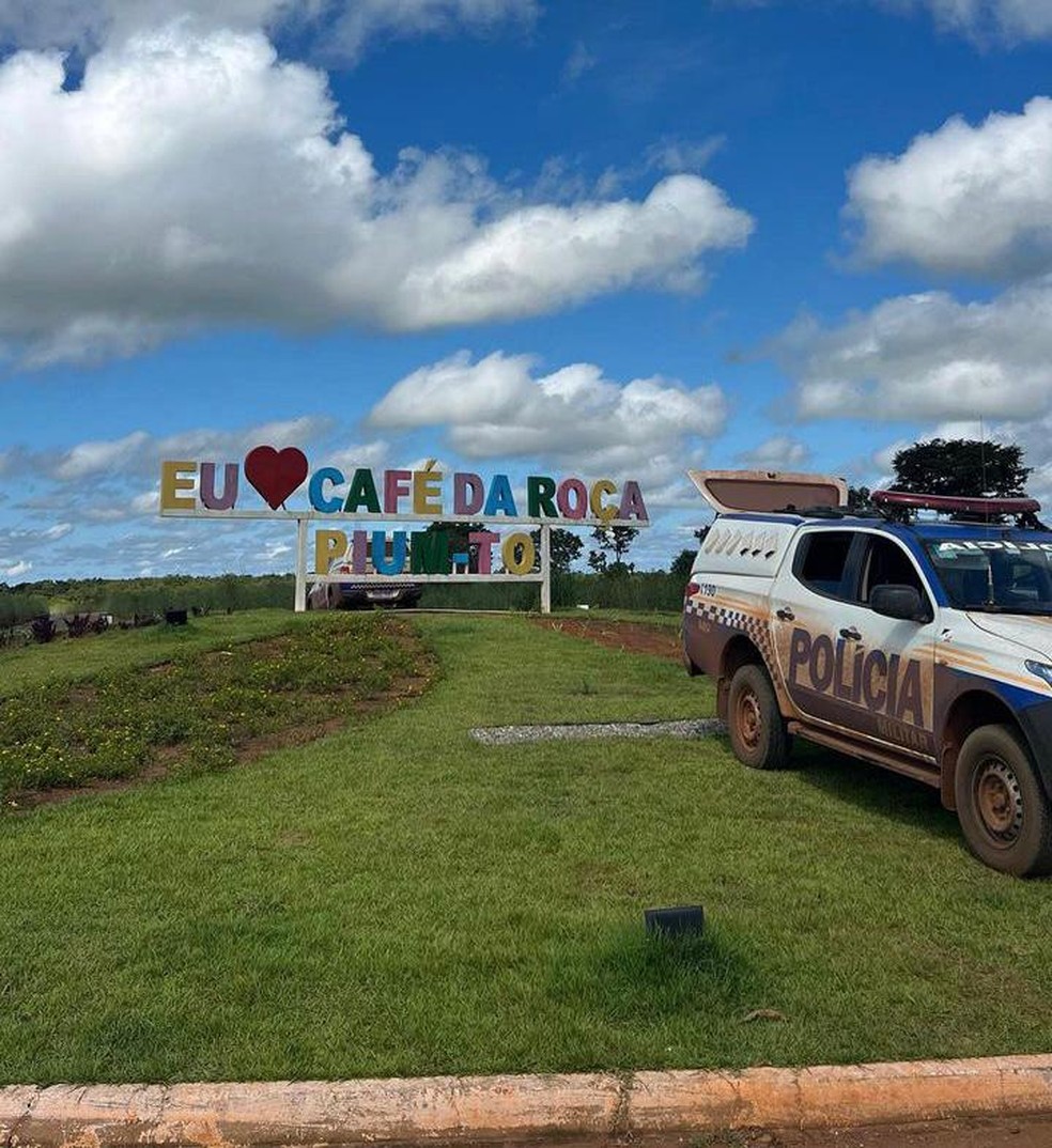 Equipe faz bloqueio na entrada do assentamento Café da Roça, no município de Pium — Foto: Divulgação
