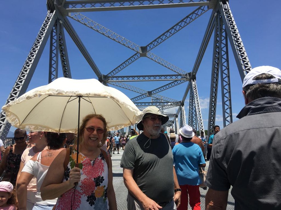 Liane Glufke veio com sombrinha antiga passar pela Ponte Hercílio Luz, em Florianópolis — Foto: Joana Caldas/G1