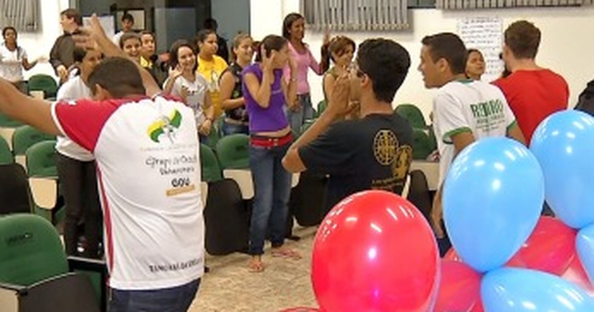 Jovens evangelizam durante trote em universidade