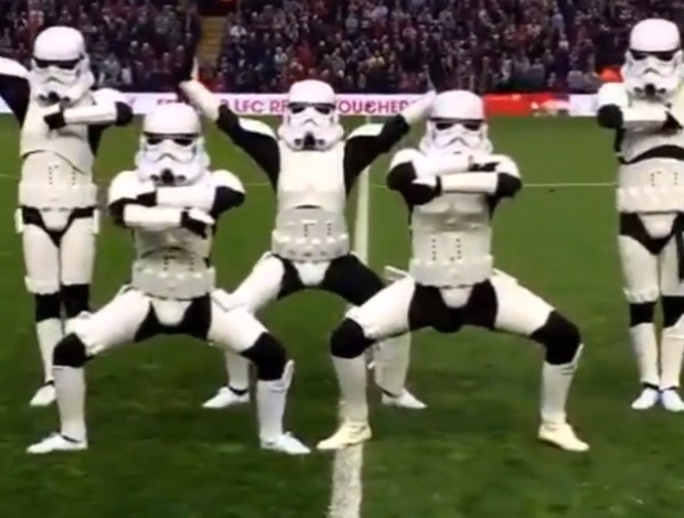 Stormtroopers dançam no intervalo de clássico inglês (Foto: Reprodução)