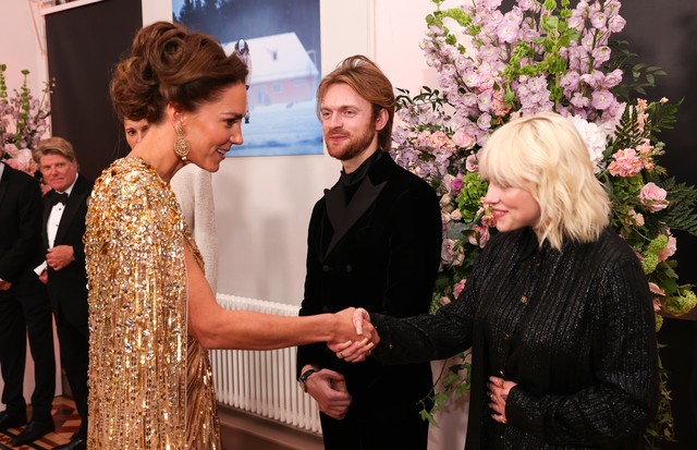 LONDON, ENGLAND - SEPTEMBER 28: Catherine, Duchess of Cambridge meets the "No Time To Die" Performers Finneas and Billie Eilish at the "No Time To Die" World Premiere at the Royal Albert Hall on September 28, 2021 in London, England. (Photo by Chris Jacks (Foto: Getty Images)