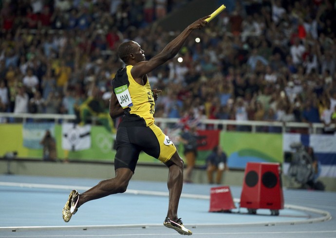 Bolt comemora ouro no revezamento 4x100m (Foto: Gonzalo Fuentes/REUTERS)