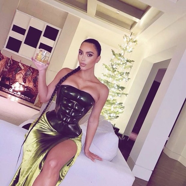 Look de Kim Kardashian divide opinião dos internautas  (Foto: Reprodução/Instagram)