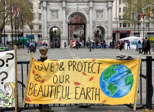 Cartaz em prol do meio ambiente durante manifestação em frente ao Marble Arch em Londres, em 2019 (Foto: John Cameron / Unsplash)