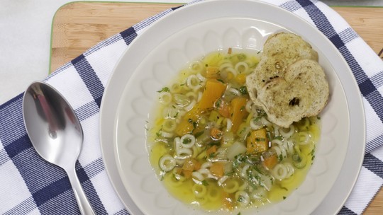 É janta, sim! Faça a sopa de macarrão com legumes na panela de pressão