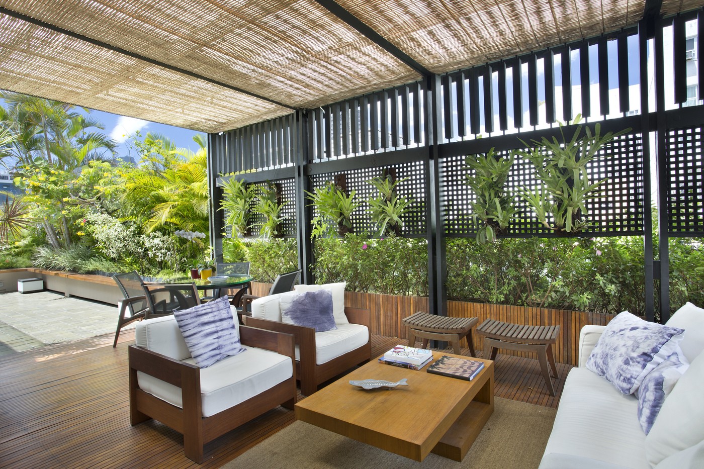 Décor do dia: terraço com jardim e deck de madeira para curtir ao ar livre (Foto: Juliano Colodeti/ MCA Estúdio)