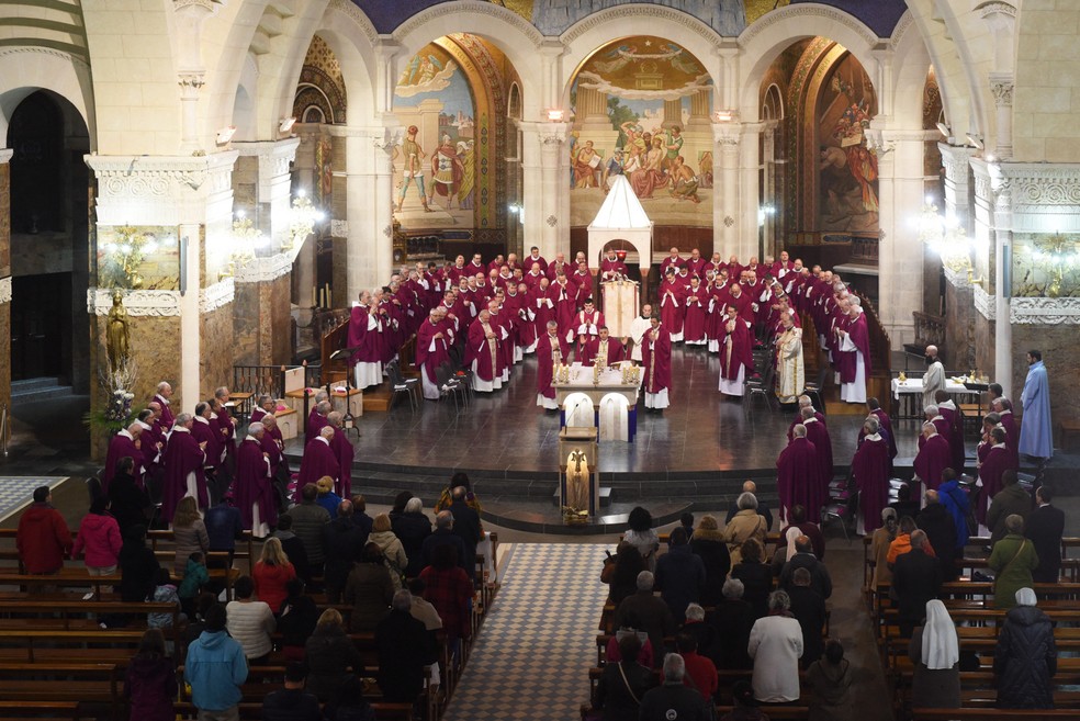 Foto de arquivo mostra eucaristia com os bispos durante assembleia em Lourdes, na França, em abril de 2019. Eles se reunirão novamente no próximo 9 de novembro para definir como será realizada indenização às vítimas de pedofilia — Foto: Laurent Ferriere/AFP