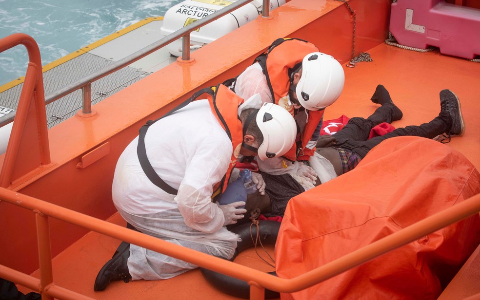 Socorristas tentam reanimar jovem migrante que se afogou no mar a bordo de navio no porto de Tarifa, em 14 de junho (Foto: Marcos Moreno/AFP)