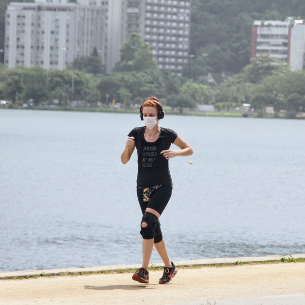 Maria Eduarda de Carvalho se exercita na Lagoa (Foto: Daniel Delmiro/AgNews)