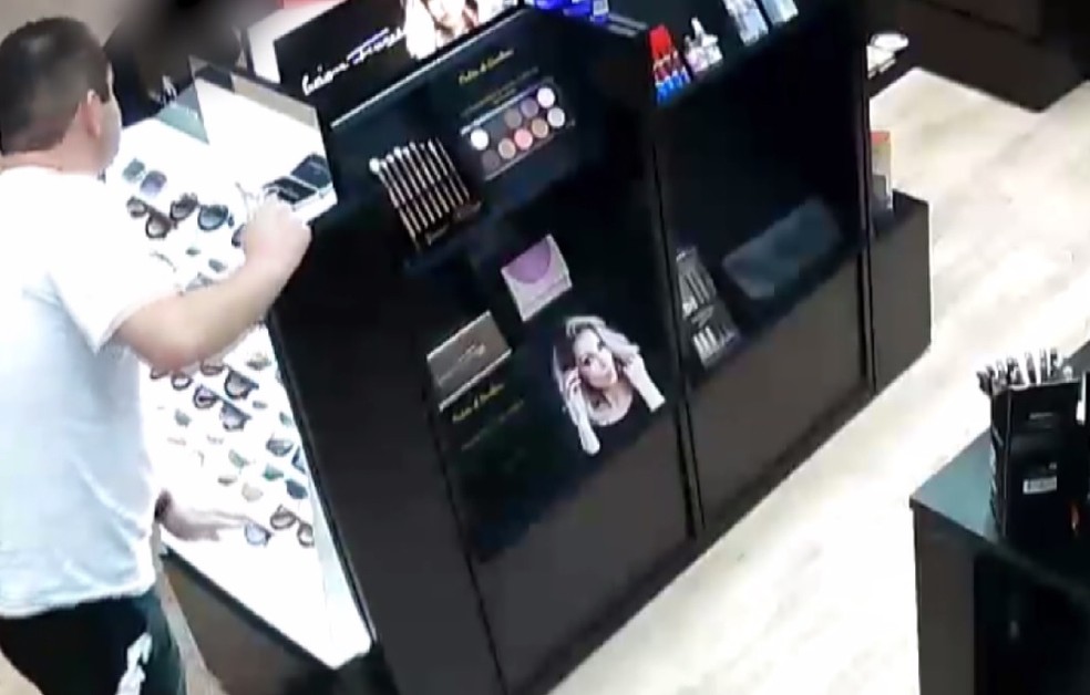 Padre foi flagrado por cÃ¢meras de seguranÃ§a pegando um Ã³culos em uma loja â€” Foto: ReproduÃ§Ã£o/RPC