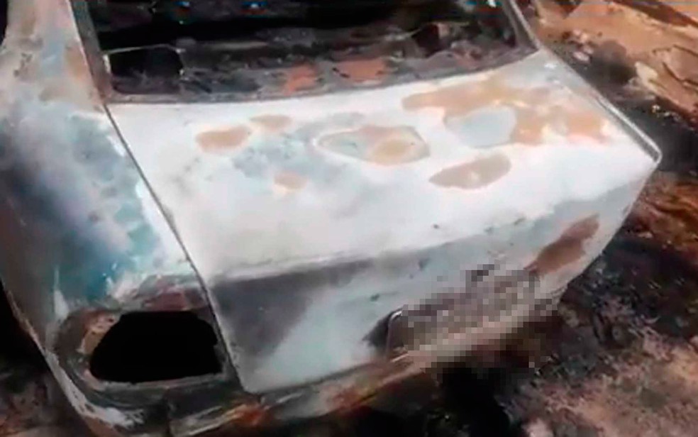 Carro pegou fogo após explosão  (Foto: Reprodução/TV São Francisco)