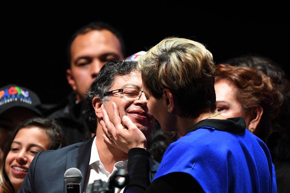 Gustavo Petro com a mulher, Veronica Alcocer, em 19 de junho de 2022 — Foto: Daniel Munoz/AFP