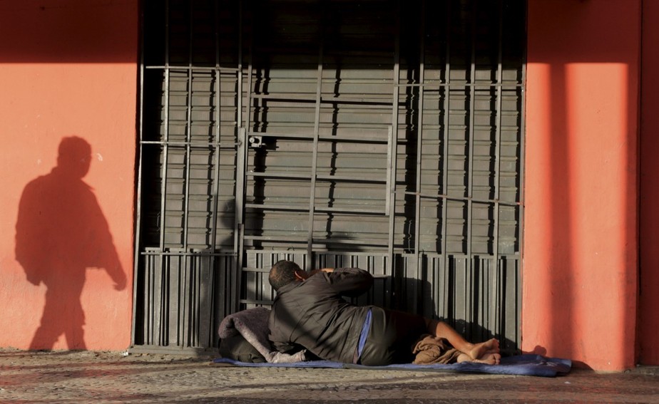 Morador de rua dorme numa caçada do Rio
