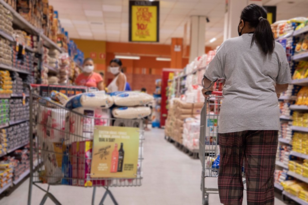 Movimentação de clientes em supermercado de SP — Foto: Bruno Rocha/Fotoarena/Estadão Conteúdo