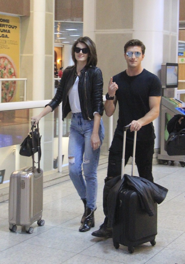 Camila Queiroz E Klebber Toledo Atendem F Em Aeroporto No Rio Quem Quem News