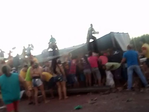 Motoristas saquearam carga de café na tarde desta quinta-feira (7) em Miguelópolis, SP (Foto: Fábio Reis/Divulgação)