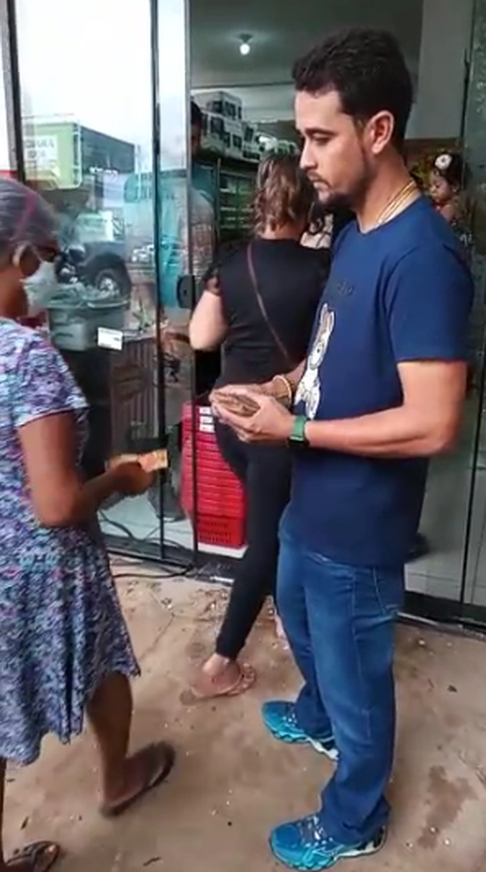Empresário dá dinheiro para clientes na porta de mercado — Foto: Reprodução
