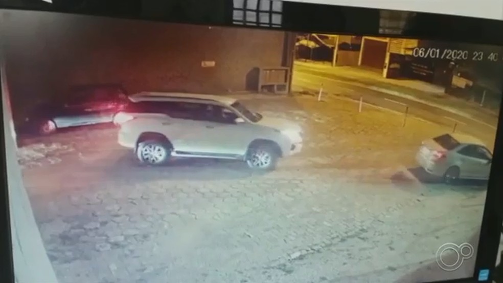 V&iacute;deo mostra fila de carros roubados de p&aacute;tio de concession&aacute;ria em Sorocaba &mdash; Foto: Reprodu&ccedil;&atilde;o/TV TEM