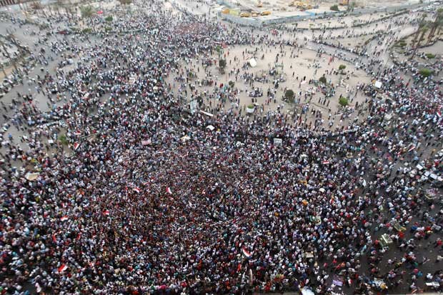 Manifestantes protestam na praça Tahrir, no Cairo. (Foto: Khaled Desouki/AFP)