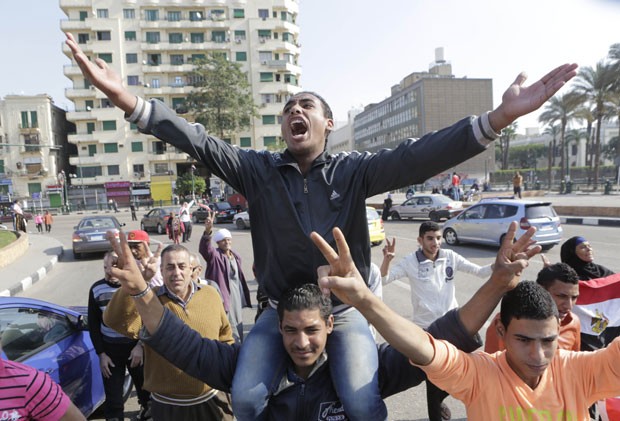 Manifestantes islamitas protestam nesta sexta-feira (28) no Cairo (Foto: Amr Nabil/AP)