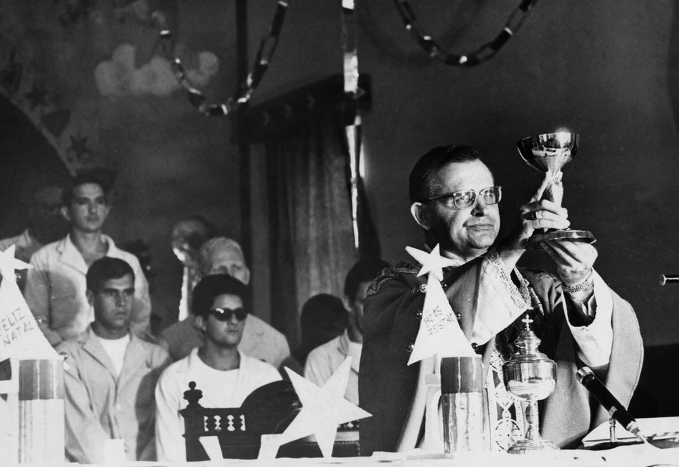 O então Bispo Auxiliar da Zona Norte de São Paulo, Dom Paulo Evaristo Arns, durante missa de fim de ano no Pavilhão 3 da Penitenciária do Carandiru, em São Paulo, em dezembro de 1968 (Foto: Estadão Conteúdo/Arquivo)