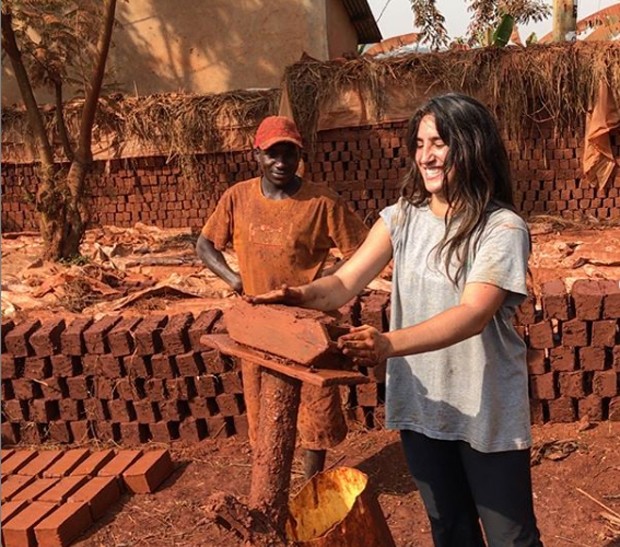 Estudante brasileira cria projeto de moradia para mulheres em Uganda (Foto: Reprodução/Instagram)