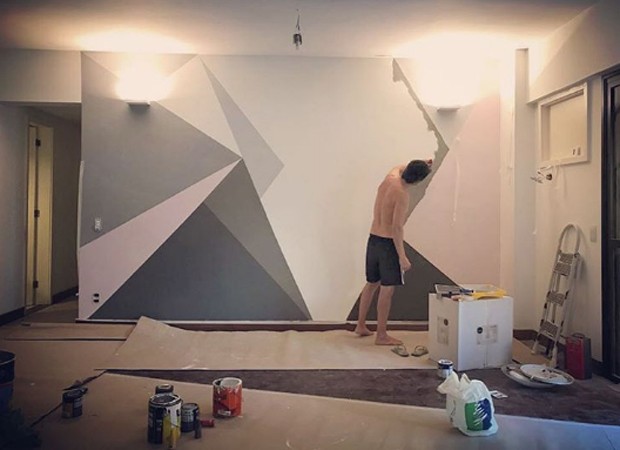 Pedro Neschling pinta parede de casa (Foto: Reprodução/Instagram)