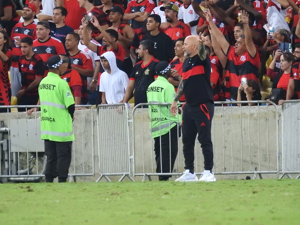 Sampaoli aponta o caminho da vit&oacute;ria do Flamengo contra o &Ntilde;ublense &mdash; Foto: Fred Gomes